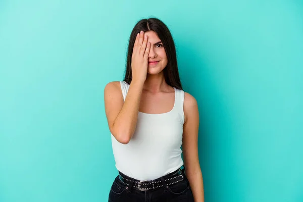 Jovem Mulher Caucasiana Isolada Fundo Azul Divertindo Cobrindo Metade Rosto — Fotografia de Stock