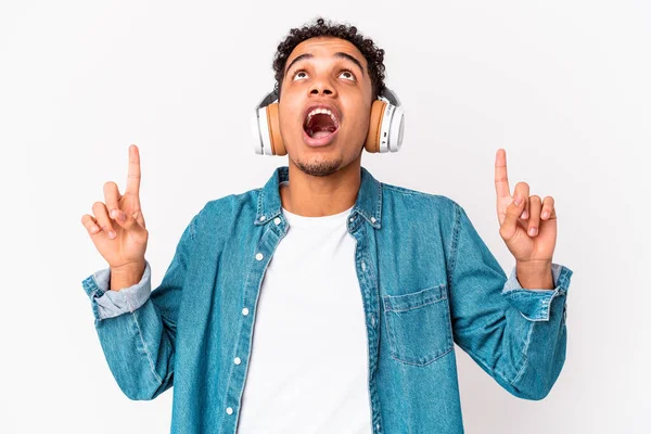 Jovem Afro Americano Encaracolado Isolado Ouvindo Música Com Fones Ouvido — Fotografia de Stock