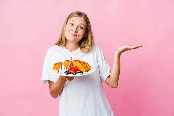 Waffle Yiyen Genç Bir Rus Kadın Şüpheli Bir Şekilde Omuz — Stok fotoğraf