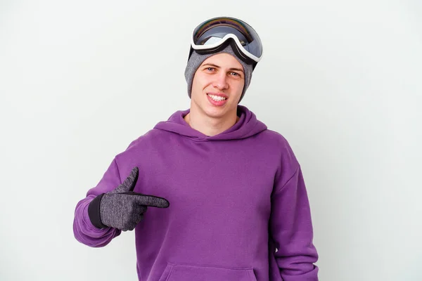 Młody Człowiek Trzymający Deskę Snowboardową Odizolowany Białym Tle Osoba Wskazująca — Zdjęcie stockowe