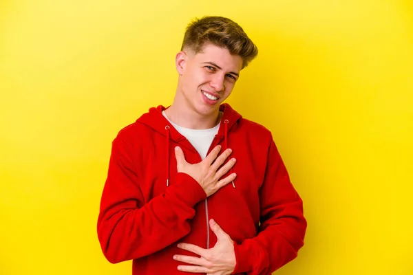 Νεαρός Καυκάσιος Άνδρας Απομονωμένος Κίτρινο Φόντο Γελάει Χαρούμενα Και Διασκεδάζει — Φωτογραφία Αρχείου