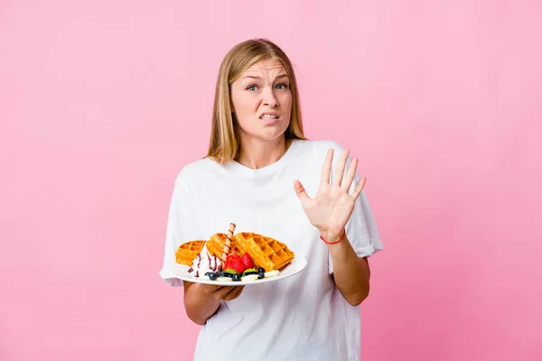 Giovane Donna Russa Mangiare Waffle Isolato Respingendo Qualcuno Che Mostra — Foto Stock