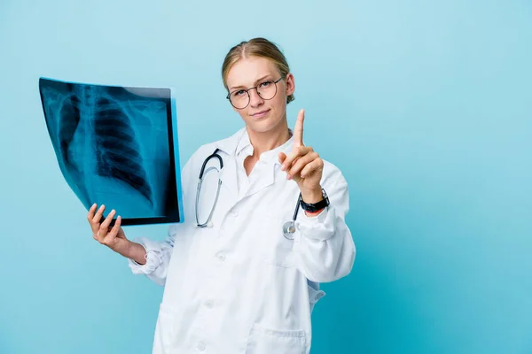 年轻的俄罗斯女医生拿着蓝色的骨头扫描显示第一手指 — 图库照片
