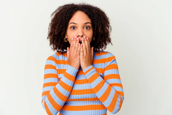 Joven Afroamericana Mestiza Aislada Sorprendida Cubriendo Boca Con Las Manos — Foto de Stock