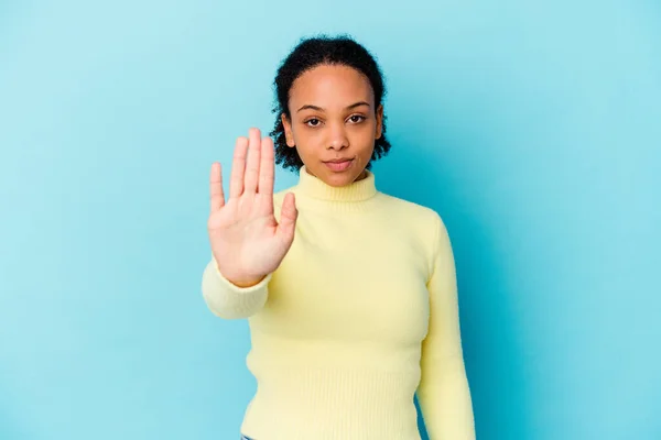 若いアフリカ系アメリカ人の混合人種の女性は あなたを防ぐために 停止標識を示す手を伸ばして立って隔離 — ストック写真