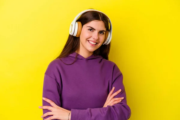 Joven Mujer Caucásica Escuchando Música Con Auriculares Aislados Sobre Fondo —  Fotos de Stock