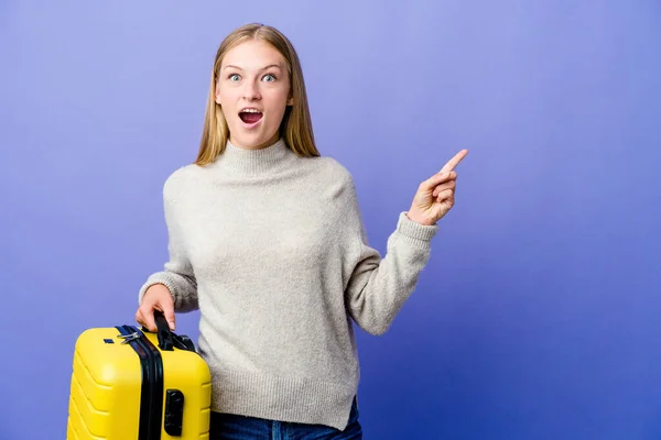 Joven Mujer Rusa Sosteniendo Maleta Para Viajar Señalando Hacia Lado — Foto de Stock