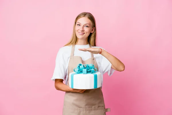 Joven Panadera Rusa Sosteniendo Delicioso Pastel Sosteniendo Algo Con Ambas —  Fotos de Stock