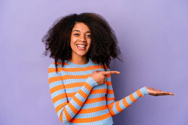 Mujer Rizada Afroamericana Joven Aislada Sobre Fondo Púrpura Excitada Sosteniendo —  Fotos de Stock