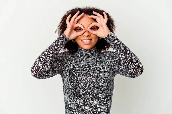 Junge Afrikanisch Amerikanische Mischlingshündin Isoliert Zeigt Okay Zeichen Über Den — Stockfoto