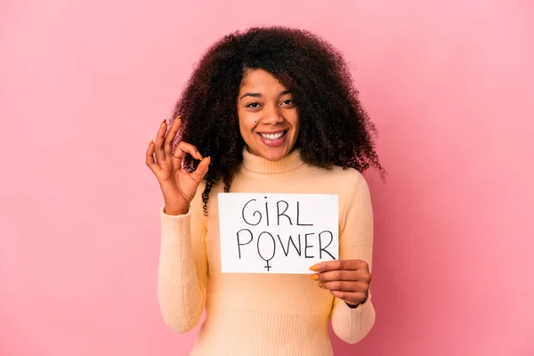Mladá Africká Americká Kudrnatá Žena Drží Dívku Moc Poselství Plakátu — Stock fotografie