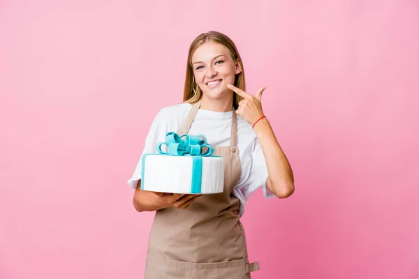 Joven Panadera Rusa Sosteniendo Una Deliciosa Sonrisa Pastel Señalando Con —  Fotos de Stock