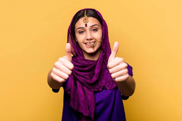 黄色の背景に親指を立てた伝統的なサリーを身に着けている若いインド人女性は 何かについての歓声 サポートと尊敬の概念 — ストック写真