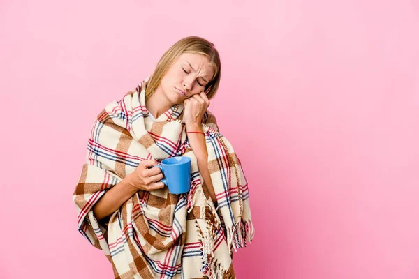 Young Russian Woman Wrapped Blanket Drinking Coffee Who Feels Sad — Stock Photo, Image