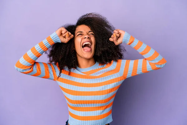 勝利の後に拳を上げ紫色の背景に隔離された若いアフリカ系アメリカ人の巻き毛の女性 勝者の概念 — ストック写真