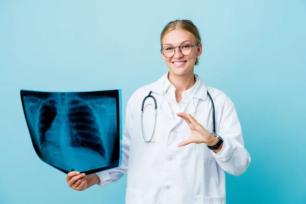 年轻的俄罗斯女医生 双手拿着蓝色的东西进行骨扫描 产品演示 — 图库照片