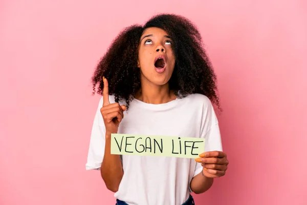 Mladý Africký Americký Kudrnatý Žena Drží Vegan Život Plakát Ukazující — Stock fotografie