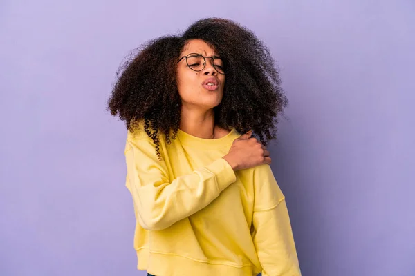Joven Africana Americana Rizada Mujer Aislado Púrpura Fondo Tener Hombro —  Fotos de Stock