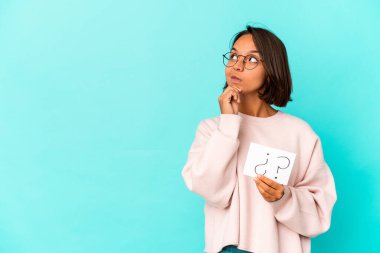 Genç Latin kökenli melez kadın sorgulama kurulunu elinde tutuyor. Şüpheli ve şüpheci bir ifadeyle yan yan bakıyor..