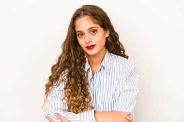 Genç, kıvırcık, beyaz tenli, yakından bakan bir kadın.