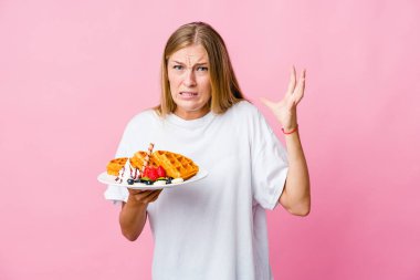 Genç Rus kadın waffle yerken öfkeyle çığlık atıyordu..