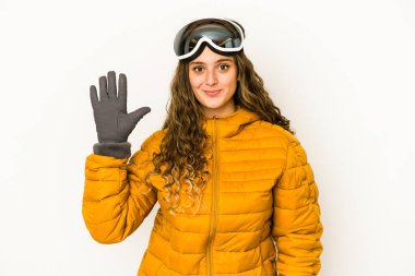 Genç beyaz kayakçı kadın tebessüm ederek beş numarayı parmaklarıyla gösterdi..