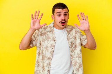 Sarı arka planda izole genç beyaz adam bir fikri, ilham konsepti var.