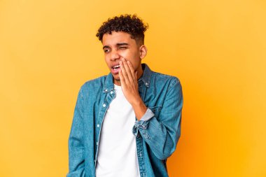 Genç Afrikalı kıvırcık saçlı, mor dişli, dişleri ağrıyan, azı dişi ağrıyan adam..