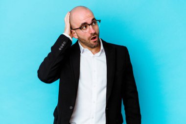 Mavi arka planda izole genç beyaz adam şok oldu, o önemli bir toplantı hatırladı.