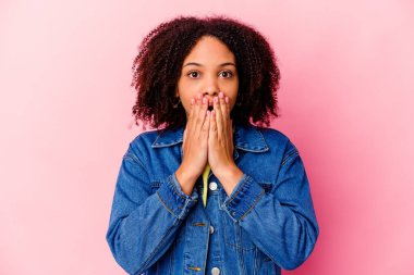 Genç Afro-Amerikan melez kadın şok olmuş, ağzı ellerle kaplanmış, yeni bir şey keşfetmeye hevesli..