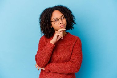 Genç Afro-Amerikan melez kadın şüpheli ve şüpheci bir ifadeyle yanlamasına bakıyor..