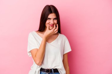 Pembe arka planda izole edilmiş beyaz bir kadın iki seçenek arasında şüphe duyuyor..