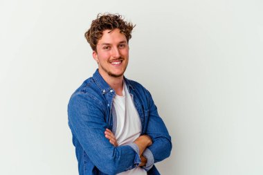 Beyaz arka planda izole genç beyaz adam gülüyor ve eğleniyor..