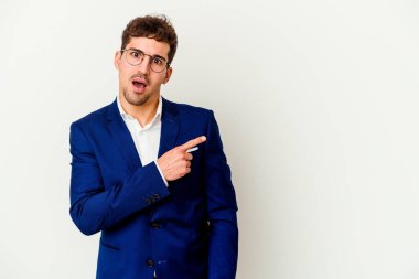 Beyaz arka planda izole edilmiş beyaz iş adamı yan tarafı işaret ediyor