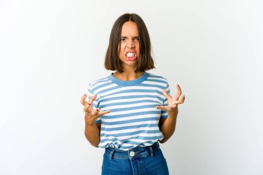 Genç melez kadın gergin elleriyle çığlık atıyor..