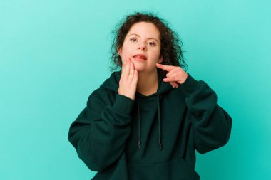 Down sendromlu bir kadın izole edilmiş, güçlü bir diş ağrısı ve azı dişi ağrısı var..