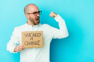 Mor arka planda izole edilmiş ve zafer kazandıktan sonra yumruk kaldıran bir değişim tabelasına ihtiyacımız var..