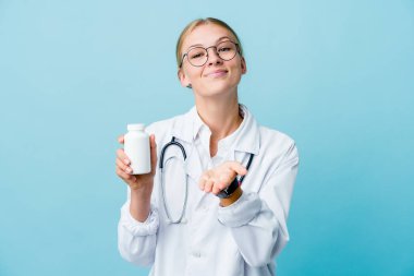 Genç Rus doktor elinde ilaç şişesi tutuyordu. Elinde avuç içi olan bir şey vardı. Kameraya teklif ediyordu..