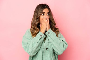 Kafkasyalı genç bir kadın, düşünceli bakışlarını bir fotokopi odasına izole ederek ağzını eliyle kapatıyor..