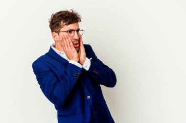 Beyaz arka planda izole edilmiş genç beyaz bir adam korkmuş ve korkmuş..