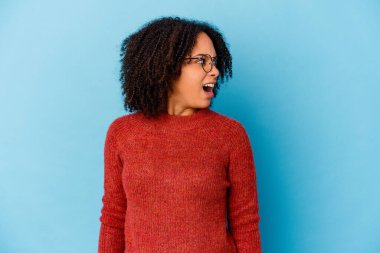 Genç Afro-Amerikan melez kadın yalnız başına bağırıyor çok kızgın, öfkeli, hayal kırıklığına uğramış.