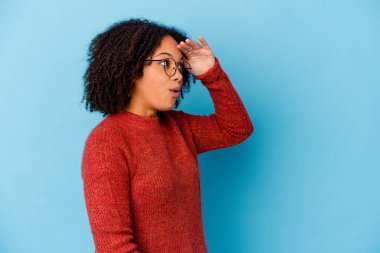 Genç Afro-Amerikan melez kadın uzak diyarlara bakıyor ve elini alnına koyuyor..