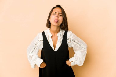 Genç İspanyol kadın garip ve arkadaş canlısı bir dil uzatıyor..