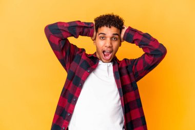 Genç Afro-Amerikalı kıvırcık adam öfkeyle mor çığlıklar atıyor..