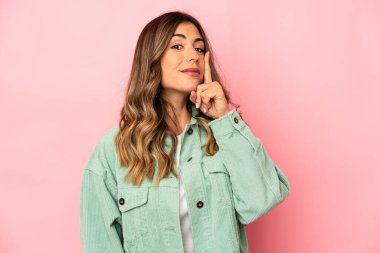 Kafkasyalı genç bir kadın bir numarayı parmağıyla gösteriyor..