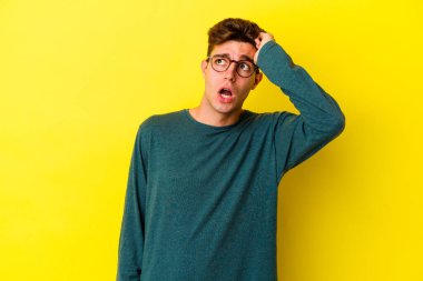 Sarı arka planda izole genç beyaz adam şok oldu, o önemli bir toplantı hatırladı.