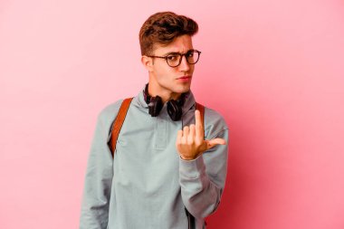 Pembe arka planda izole edilmiş genç bir öğrenci seni işaret ediyor. Sanki davet ediliyormuş gibi..