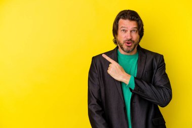 Sarı arka planda izole edilmiş orta yaşlı beyaz bir adam.
