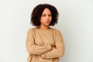 Genç Afro-Amerikan melez kadın hoşnutsuzlukla somurtan yüzü izole edip kollarını kavuşturuyor..