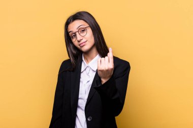 Sarı arka planda izole edilmiş genç Hintli iş kadını seni işaret ederek sanki davet ediyormuş gibi yaklaş..